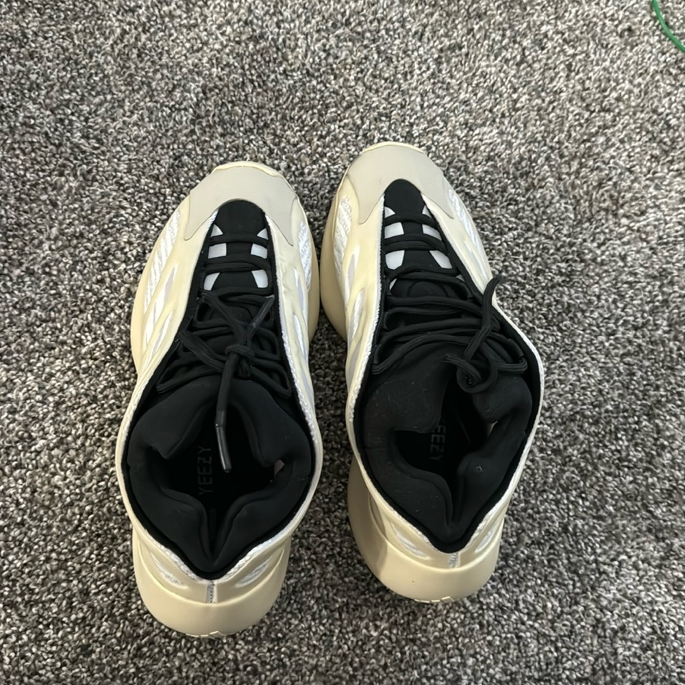 Yeezy 700 v3 azael size 8.5